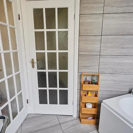 Host & - Flat 4, Groveside Apartment *