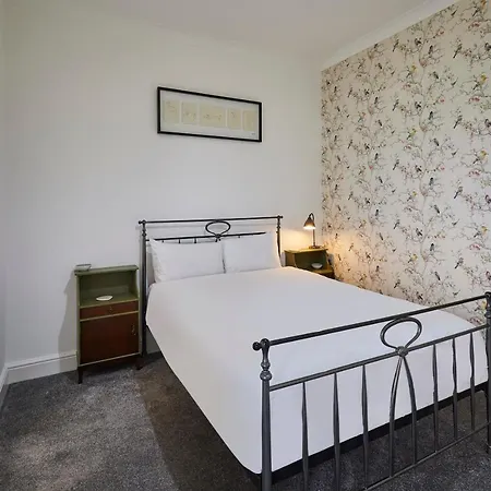 Host & - Flat 4, Groveside