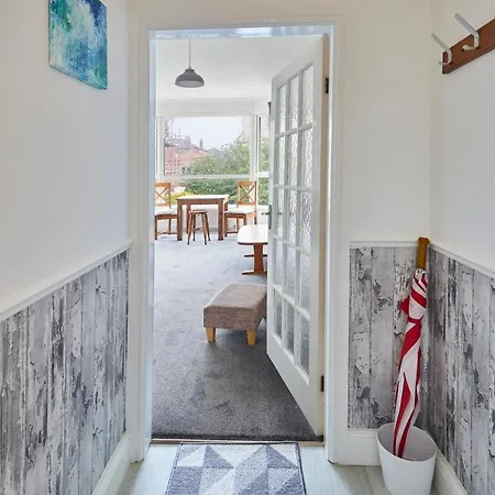 Host & - Flat 4, Groveside Saltburn-by-the-Sea