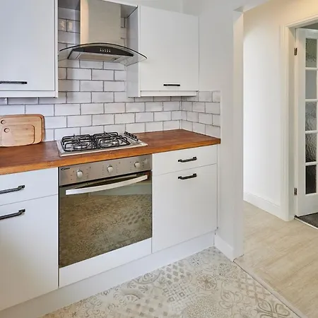 Host & - Flat 4, Groveside Apartment *